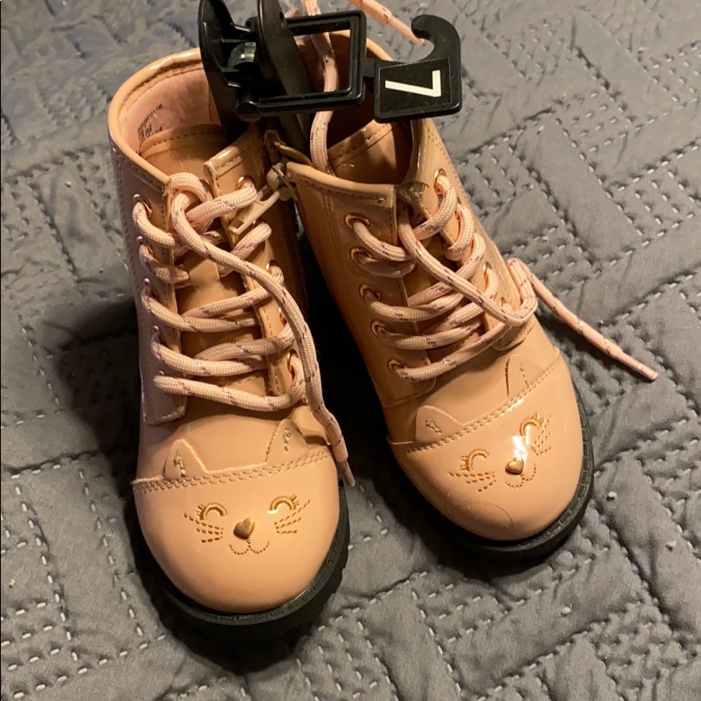 New size 7 cat pink boots